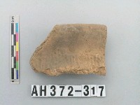 藏品(灰褐色夾砂陶口緣)的圖片